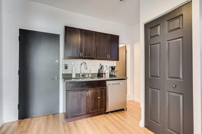 Building Photo - 1519 W Superior St