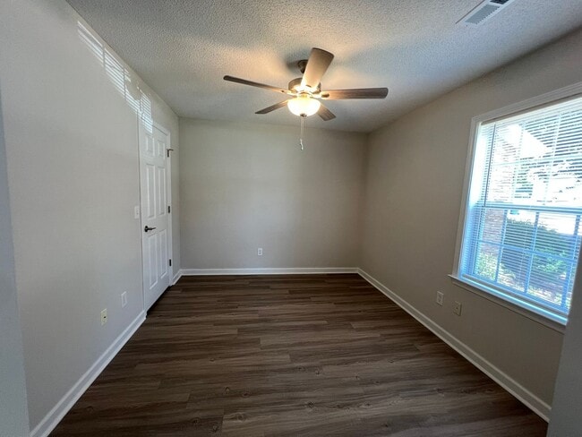 Building Photo - 122 Springwood Ln