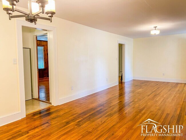 Foto del edificio - Renovated Three Bedroom House