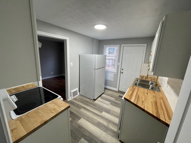 Kitchen - 886 Ravine Dr
