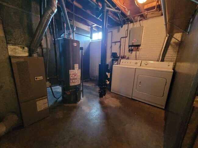 Foto del edificio - Marion 3 bedroom 1 bath additional family room, new carpet & Appliances, 1 stall garage, fenced y...