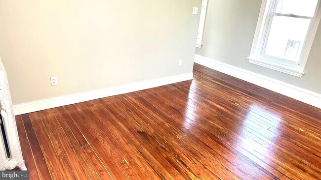 Building Photo - 525 Leverington Ave
