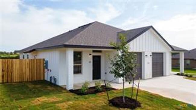 Foto del edificio - 121 Leon Ln