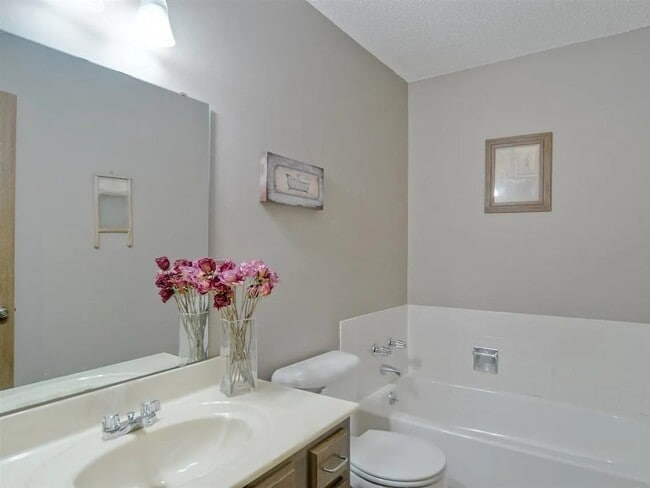 Building Photo - 2401 Sequoia Ct