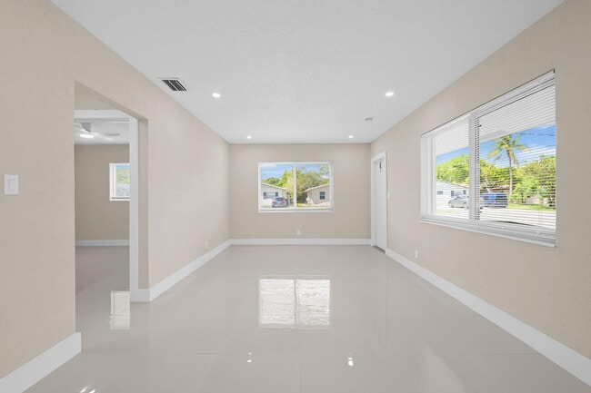 Building Photo - 832 NE 12th Ave