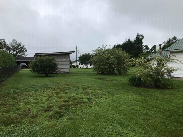 Side yard facing back. - 103 Summit Avenue