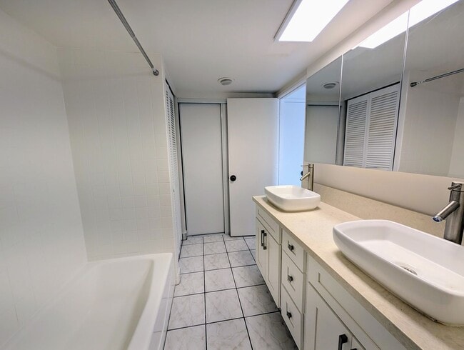 Building Photo - Large studio in the heart of Waikiki with ...