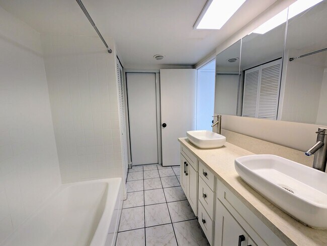 Foto del edificio - Large studio in the heart of Waikiki with assigned parking