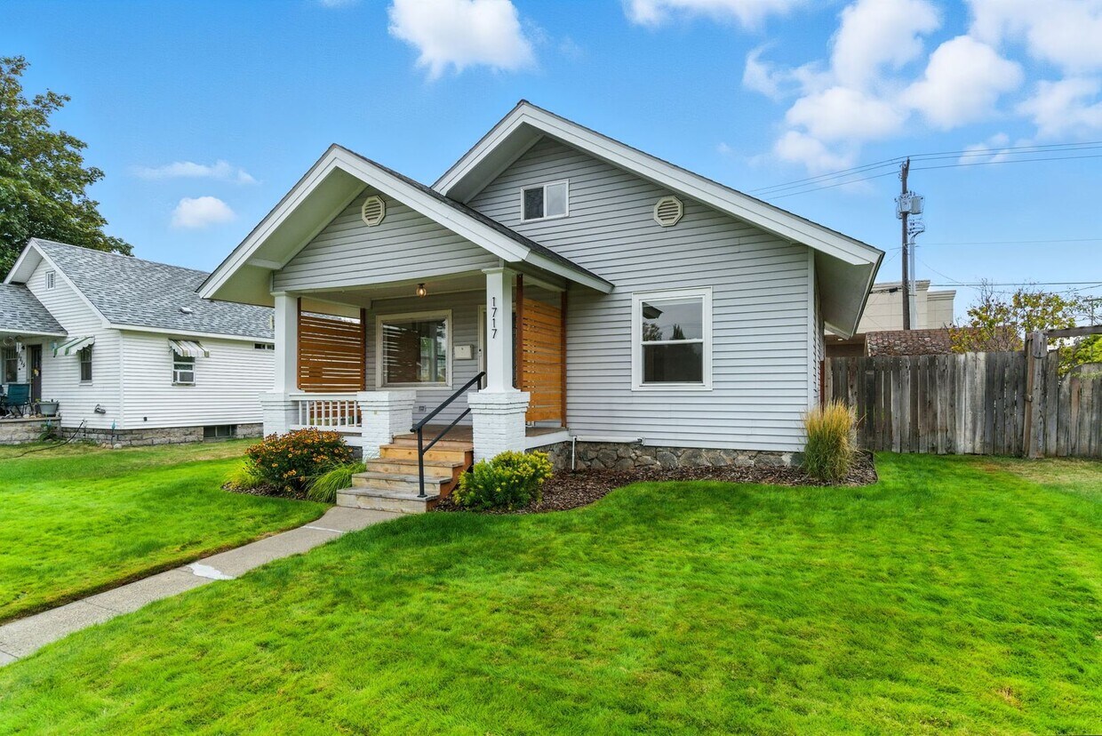 Foto principal - Charming Updated Home with Loft & Secure A...