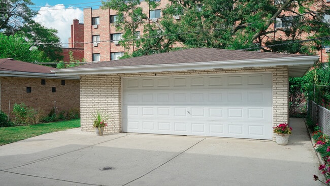 Building Photo - 8508 W Berwyn Ave