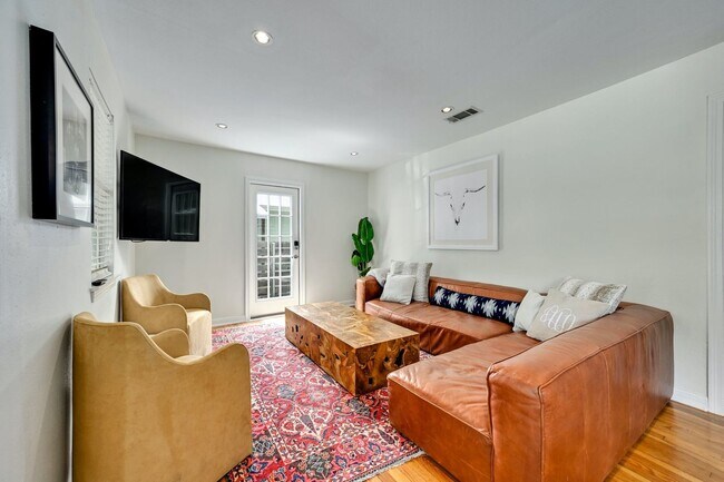 Foto del edificio - Unbelievable Brentwood Home + Separate Hom...