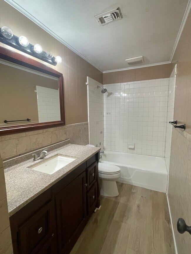 Foto del edificio - 4 bedroom 2 bath house!