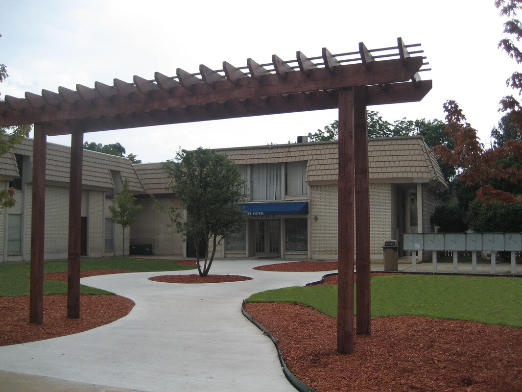 Building Photo - 1234 S Memorial Dr