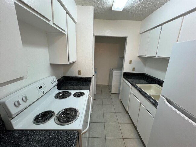 Building Photo - 9393 Pagewood Ln