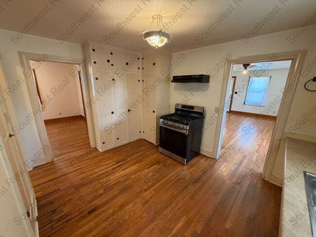 Building Photo - Spacious 2 bedroom 1 bath with a shop