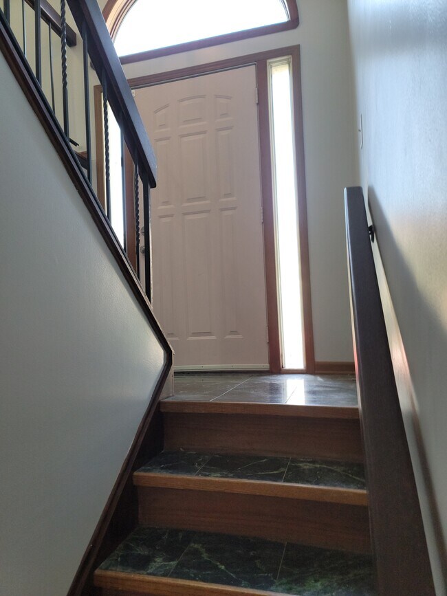 Escaleras - 9255 Windsor Pky