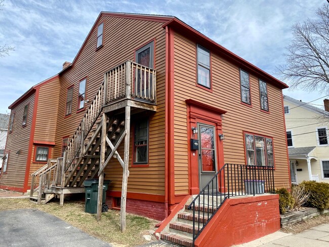 Building Photo - 2 BED/ 1 BATH Duplex in AMESBURY, MA