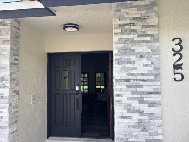 Foto del edificio - 325 Knotty Wood Ln