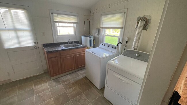 Foto del edificio - 3 Bed 1 Bath Home