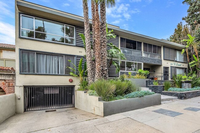 Building Photo - Stunning mid-century building!
