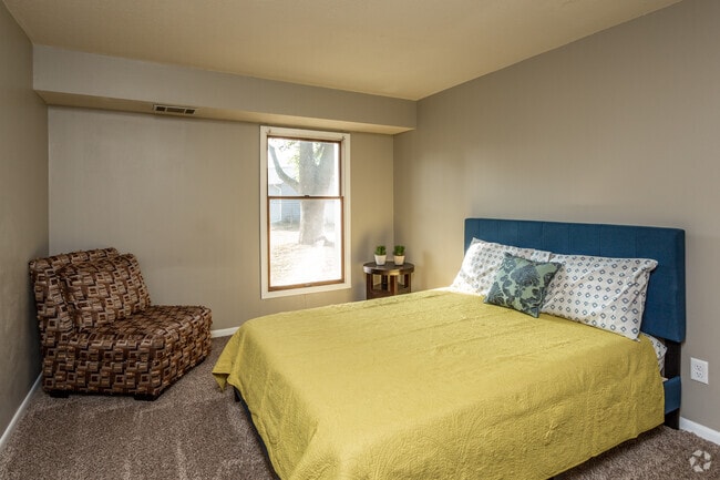 2BR, 1BA - 960 SF - Lipton Apartments