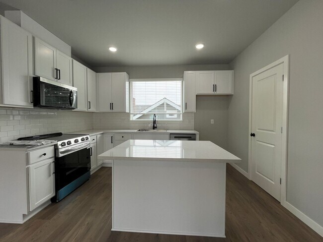 Foto del edificio - Stylish 2-Bedroom Home with Stainless Stee...