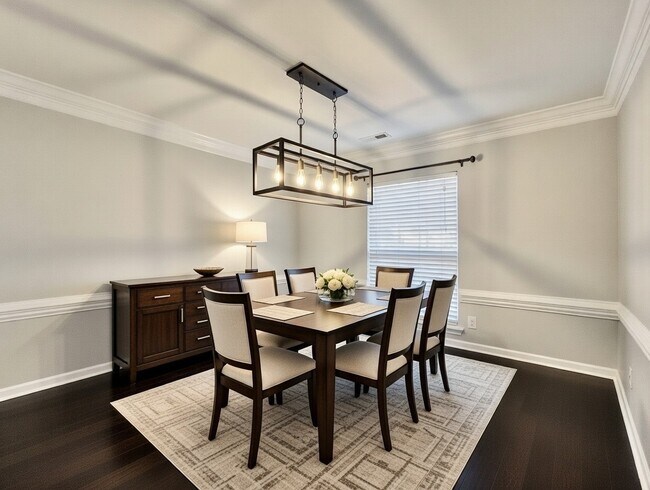 Foto del edificio - UPDATED, 4 Bedrooms!