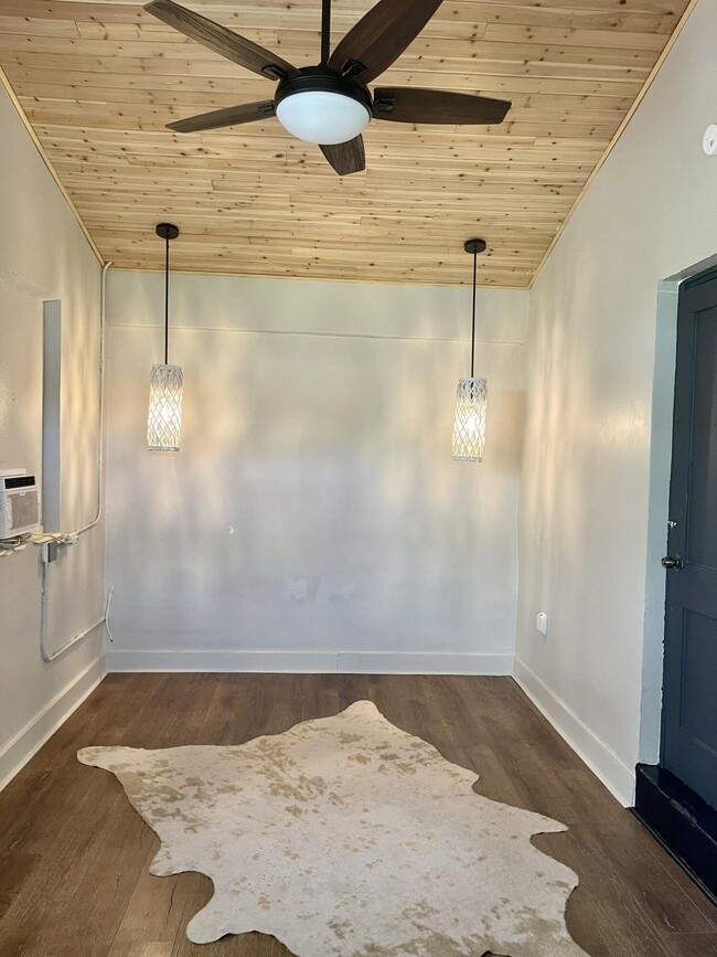 Foto del edificio - 301 Melody Ln