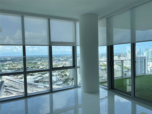 Foto del edificio - 851 NE 1st Ave