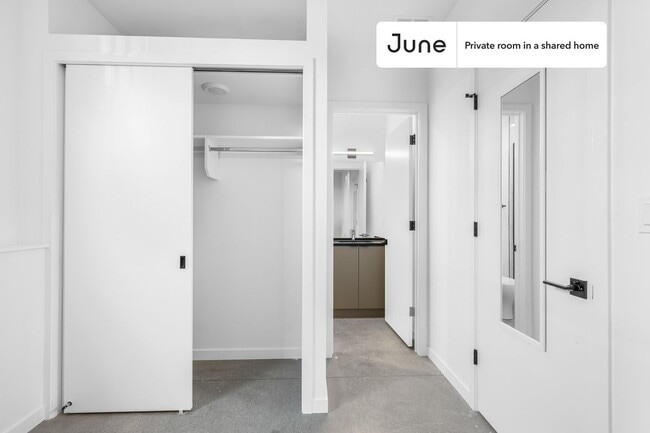 Building Photo - Private bedroom in 4 bed/3.5 bath Home