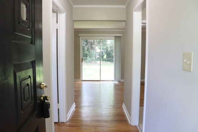 Foto del edificio - 3-Bedroom thats move-in ready and just waiting for you.