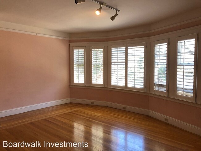 Building Photo - 270-272 Roosevelt Way