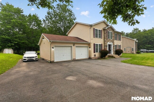 Foto del edificio - 122 Sawmill Rd