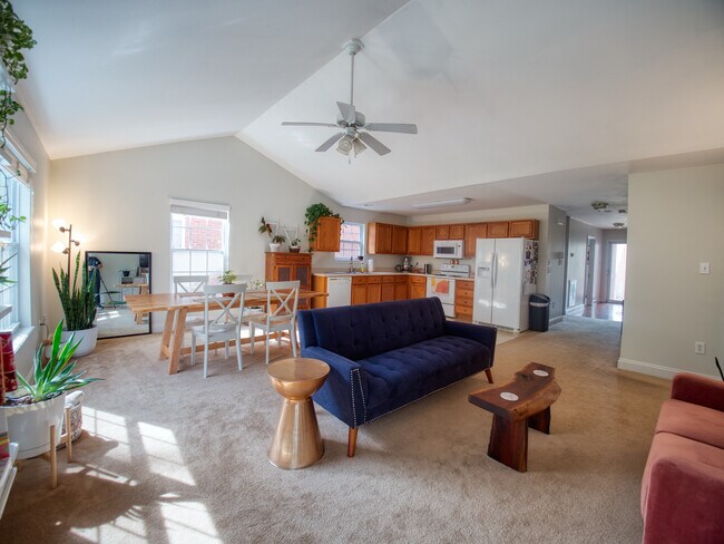Building Photo - 3276 Thomas Hill Way