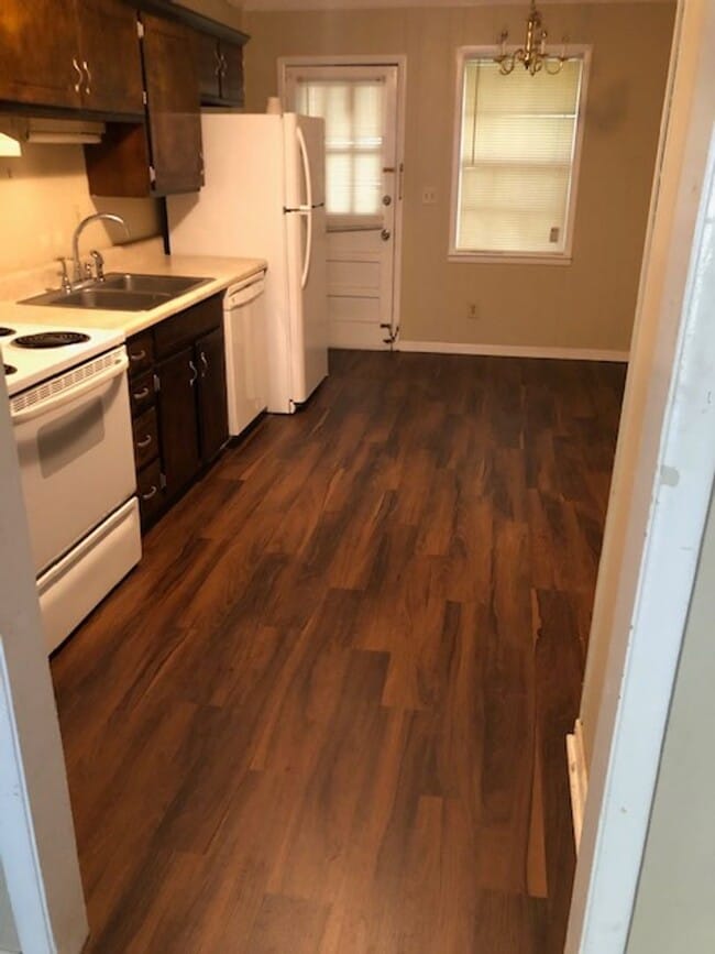 Foto del edificio - MOVE IN READY! NOW AVAILABLE!!! $0 SECURIT...