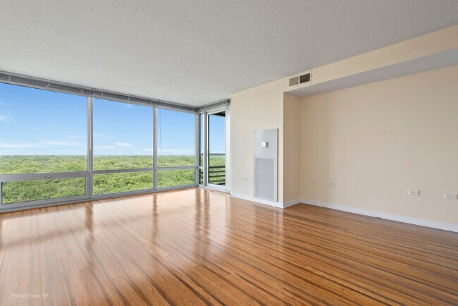 Foto del edificio - 9655 Woods Dr