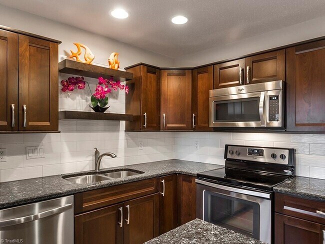 Foto del edificio - Immaculate Maintenance Free 3 bedroom/2.5 bath Townhouse in Rachel's Keep community off West Wend...