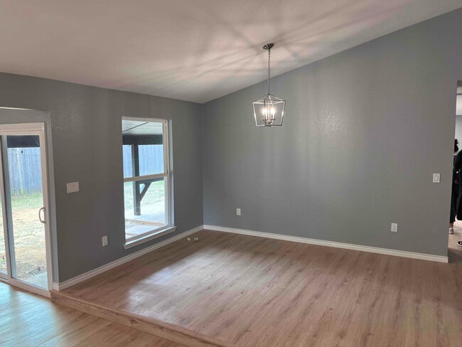 Building Photo - 2604 Creekview Dr