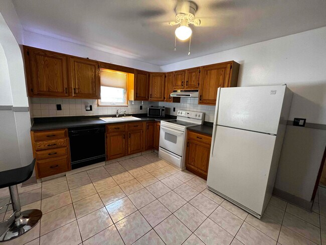 Building Photo - 406 Mersereau Ave