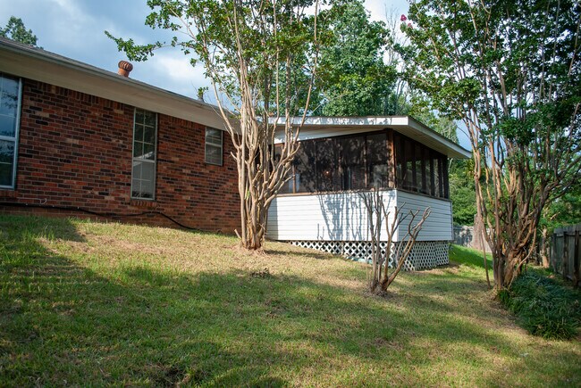 Building Photo - 1522 Hawthorne Place