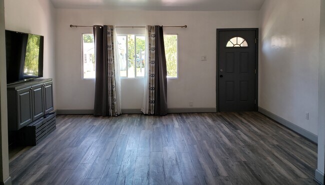 Living room w/o furniture - 1740 S Mansfield Ave