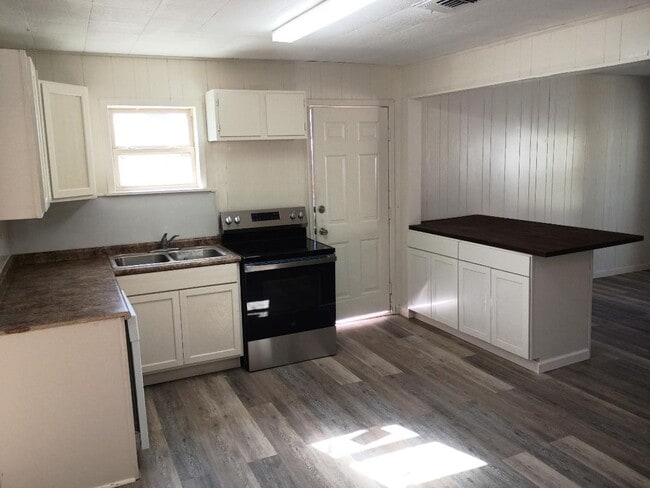 Building Photo - 1558 N Fletcher St