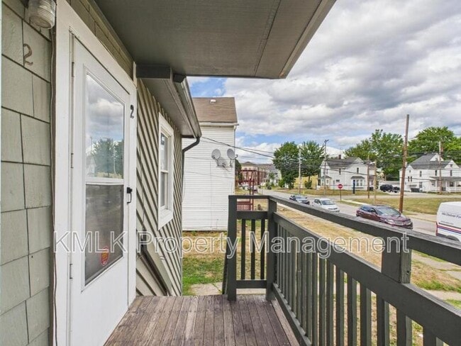 Building Photo - 456 Allyn St
