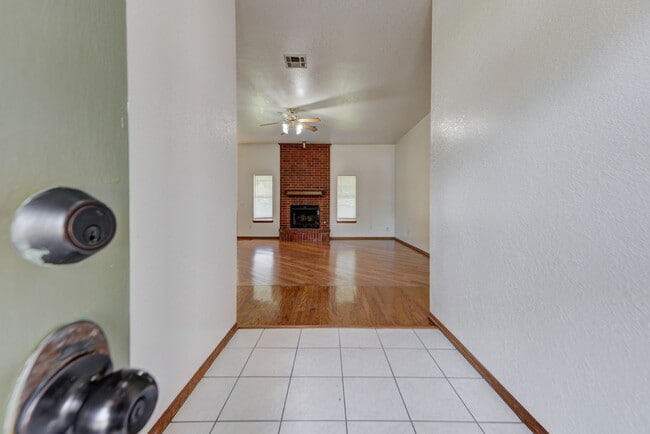 Building Photo - 2809 E Lake Dr