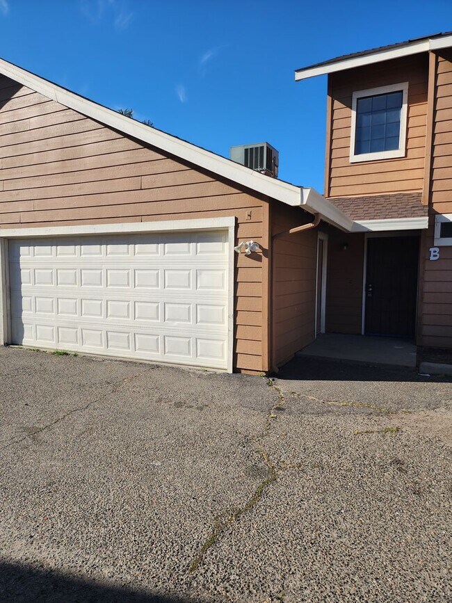 Foto del edificio - 1313 Claus Rd