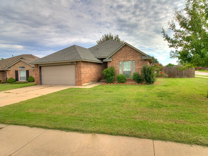 Beautiful Home! House Rental in Yukon, OK