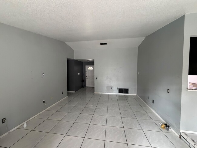 Building Photo - 2342 La Salle Ave