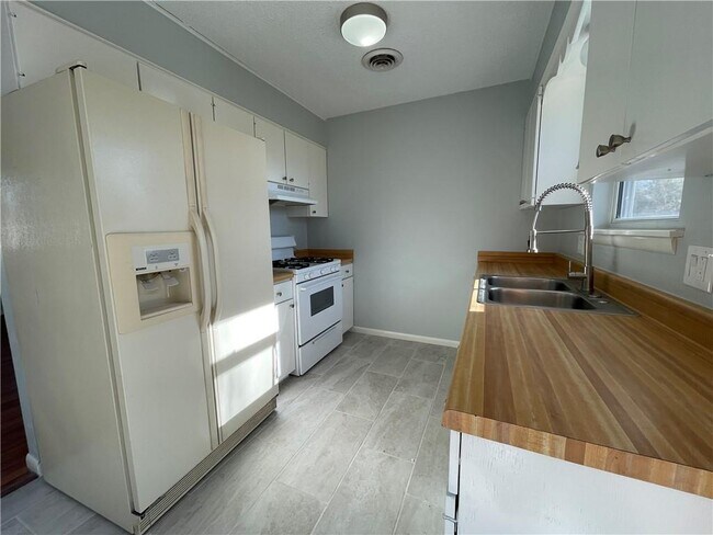 Building Photo - 1304 W Acorn Dr