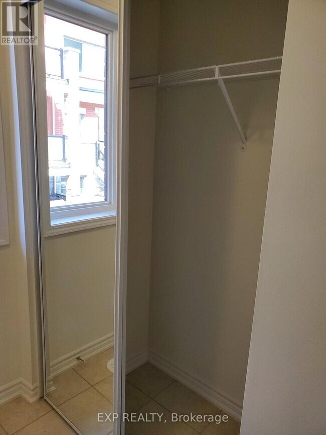 Photo du bâtiment - 240 Lagerfeld Dr