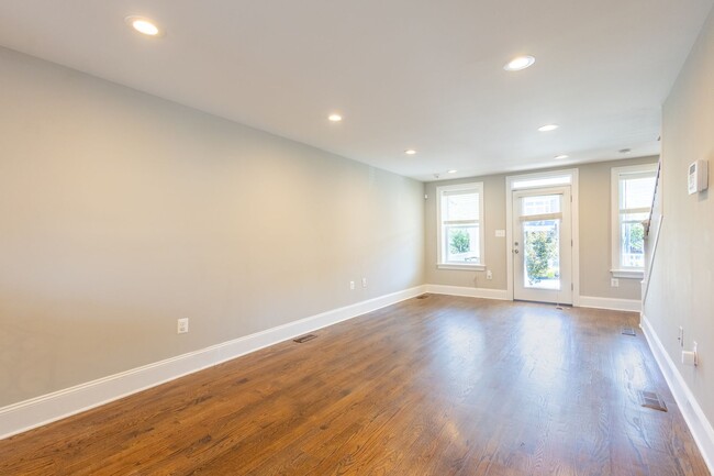 Building Photo - Beautiful 3 BR/3.5 BA Townhome in Brightwo...